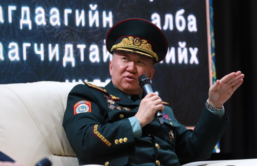 Цэргийн албанд эр хүн болохыг яаж заадаг юм бэ? Р.Чингис даргаа